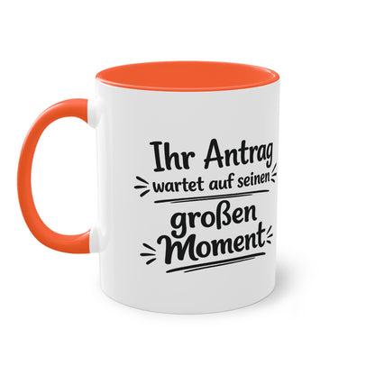 Tasse „Ihr Antrag wartet auf seinen großen Moment“ – Humorvolle Behördentasse