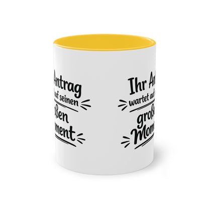 Tasse „Ihr Antrag wartet auf seinen großen Moment“ – Humorvolle Behördentasse