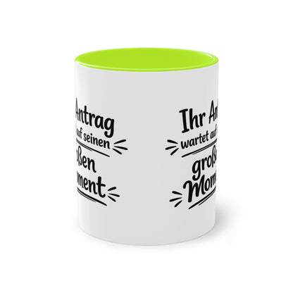 Tasse „Ihr Antrag wartet auf seinen großen Moment“ – Humorvolle Behördentasse