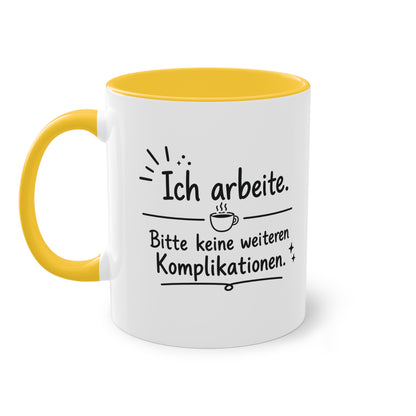 Tasse „Ich arbeite. Bitte keine weiteren Komplikationen.“