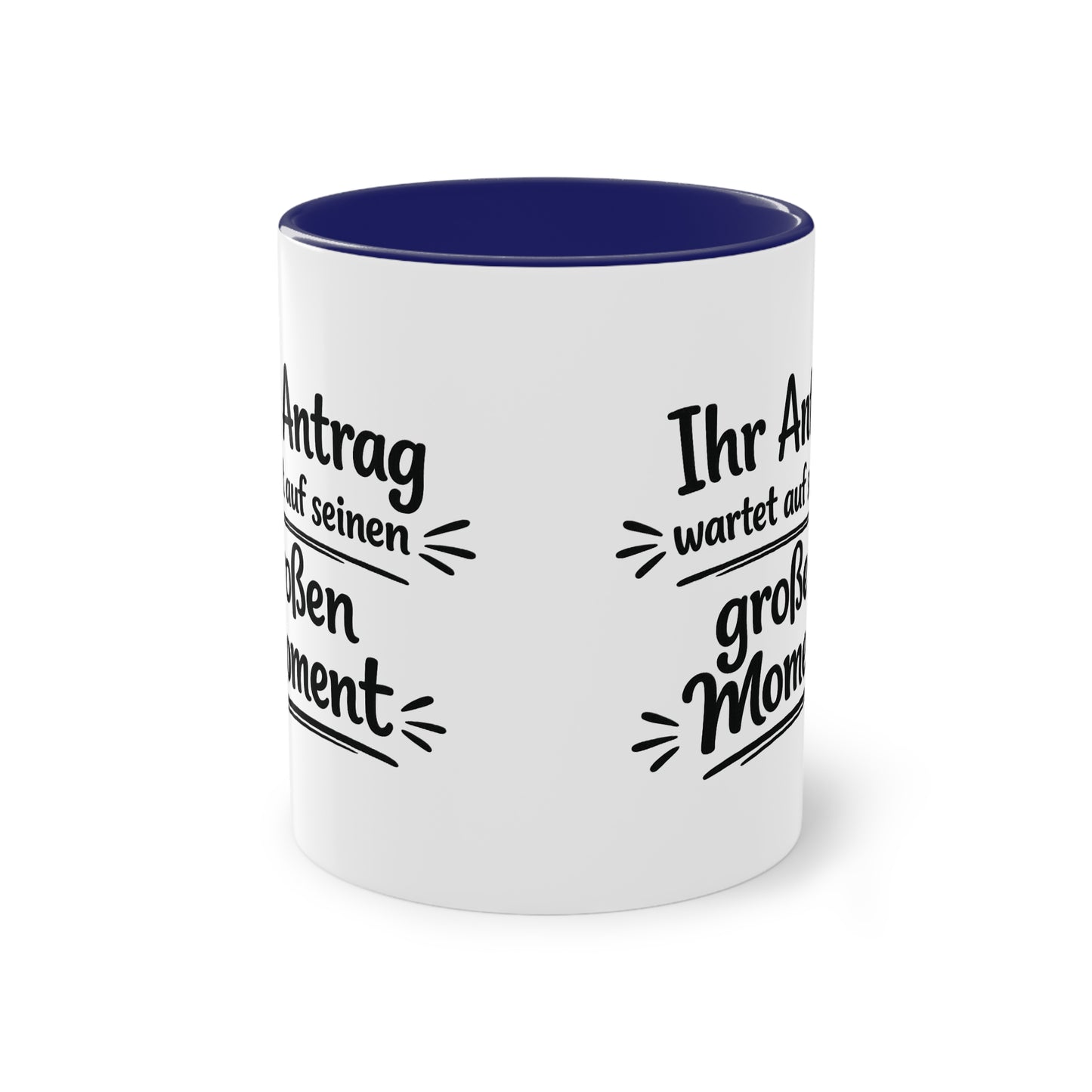 Tasse „Ihr Antrag wartet auf seinen großen Moment“ – Humorvolle Behördentasse