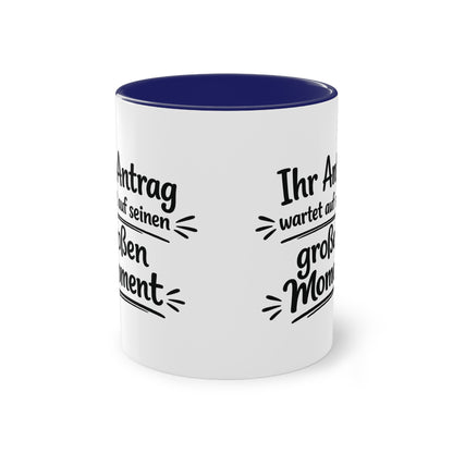 Tasse „Ihr Antrag wartet auf seinen großen Moment“ – Humorvolle Behördentasse