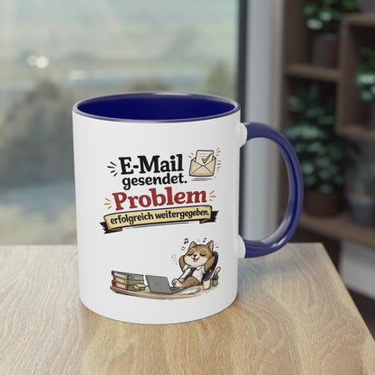 Tasse „E-Mail gesendet. Problem erfolgreich weitergegeben.“ – Lustige Bürotasse mit Katzen-Motiv