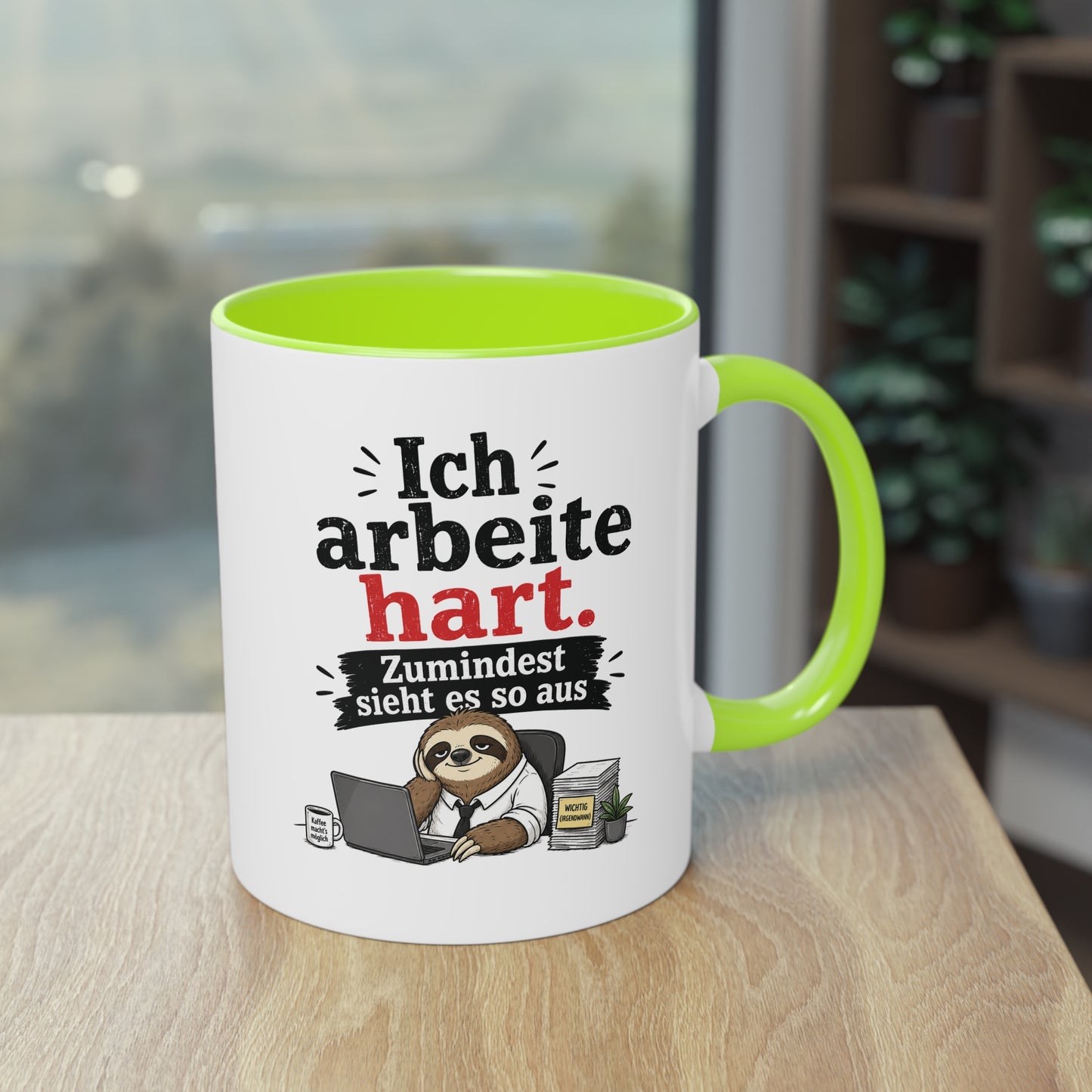 Tasse „Ich arbeite hart. Zumindest sieht es so aus.“ – Lustige Bürotasse mit Faultier-Motiv