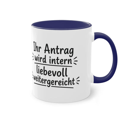 Tasse „Ihr Antrag wird intern liebevoll weitergereicht“ – Humorvolle Behördentasse