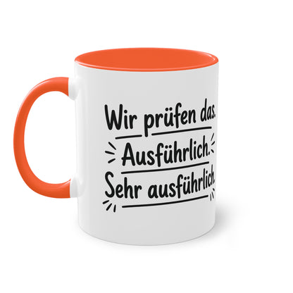 Tasse „Wir prüfen das. Ausführlich. Sehr ausführlich.“ – Humorvolle Behördentasse
