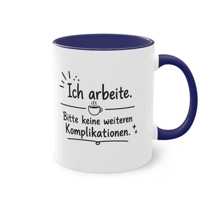 Tasse „Ich arbeite. Bitte keine weiteren Komplikationen.“