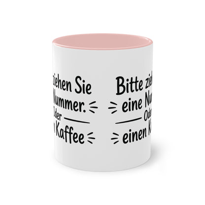 Tasse „Bitte ziehen Sie eine Nummer. Oder einen Kaffee.“ – Humorvolle Behördentasse