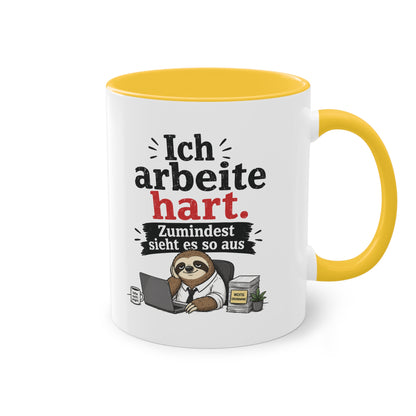 Tasse „Ich arbeite hart. Zumindest sieht es so aus.“ – Lustige Bürotasse mit Faultier-Motiv