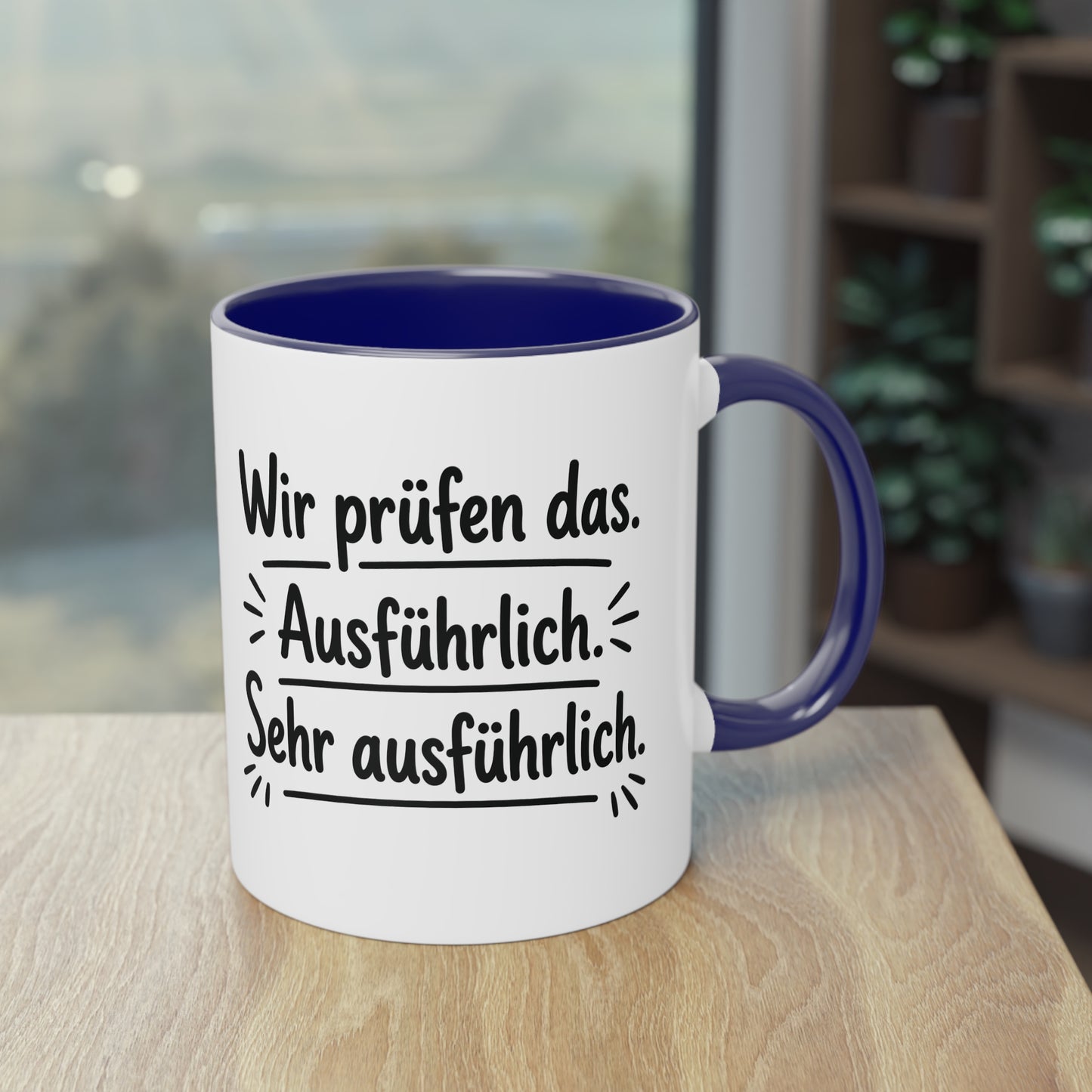 Tasse „Wir prüfen das. Ausführlich. Sehr ausführlich.“ – Humorvolle Behördentasse