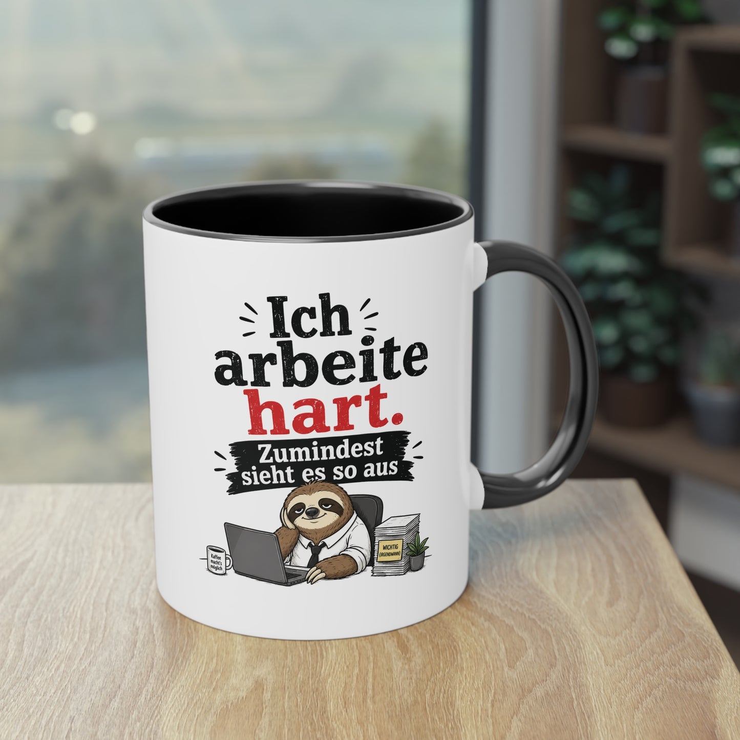 Tasse „Ich arbeite hart. Zumindest sieht es so aus.“ – Lustige Bürotasse mit Faultier-Motiv