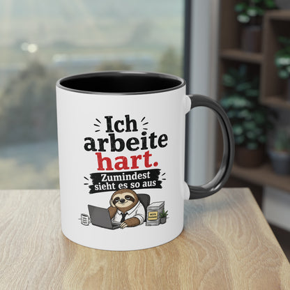 Tasse „Ich arbeite hart. Zumindest sieht es so aus.“ – Lustige Bürotasse mit Faultier-Motiv