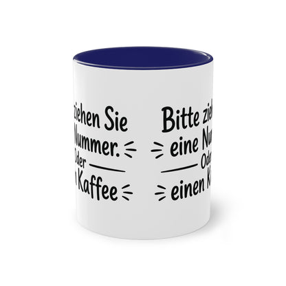 Tasse „Bitte ziehen Sie eine Nummer. Oder einen Kaffee.“ – Humorvolle Behördentasse