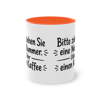 Tasse „Bitte ziehen Sie eine Nummer. Oder einen Kaffee.“ – Humorvolle Behördentasse
