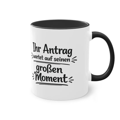 Tasse „Ihr Antrag wartet auf seinen großen Moment“ – Humorvolle Behördentasse