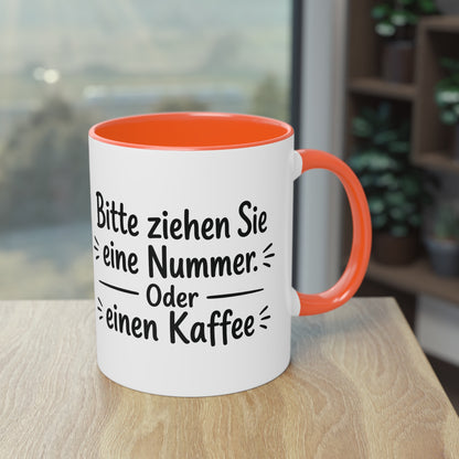 Tasse „Bitte ziehen Sie eine Nummer. Oder einen Kaffee.“ – Humorvolle Behördentasse