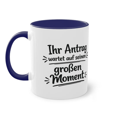 Tasse „Ihr Antrag wartet auf seinen großen Moment“ – Humorvolle Behördentasse