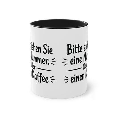 Tasse „Bitte ziehen Sie eine Nummer. Oder einen Kaffee.“ – Humorvolle Behördentasse