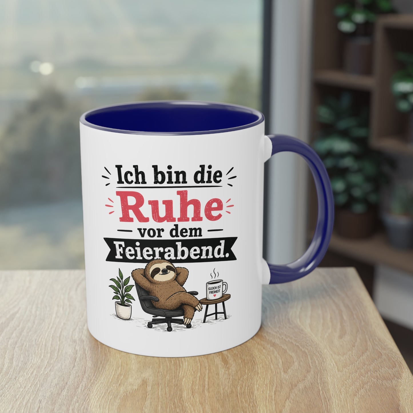 Tasse „Ich bin die Ruhe vor dem Feierabend.“ – Lustige Bürotasse mit Faultier-Motiv