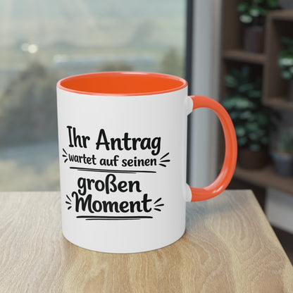 Tasse „Ihr Antrag wartet auf seinen großen Moment“ – Humorvolle Behördentasse