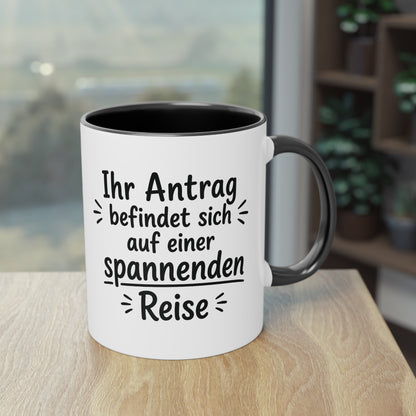 Tasse „Ihr Antrag befindet sich auf einer spannenden Reise“ – Humorvolle Behördentasse