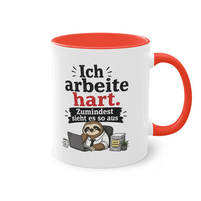 Tasse „Ich arbeite hart. Zumindest sieht es so aus.“ – Lustige Bürotasse mit Faultier-Motiv