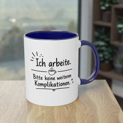 Tasse „Ich arbeite. Bitte keine weiteren Komplikationen.“