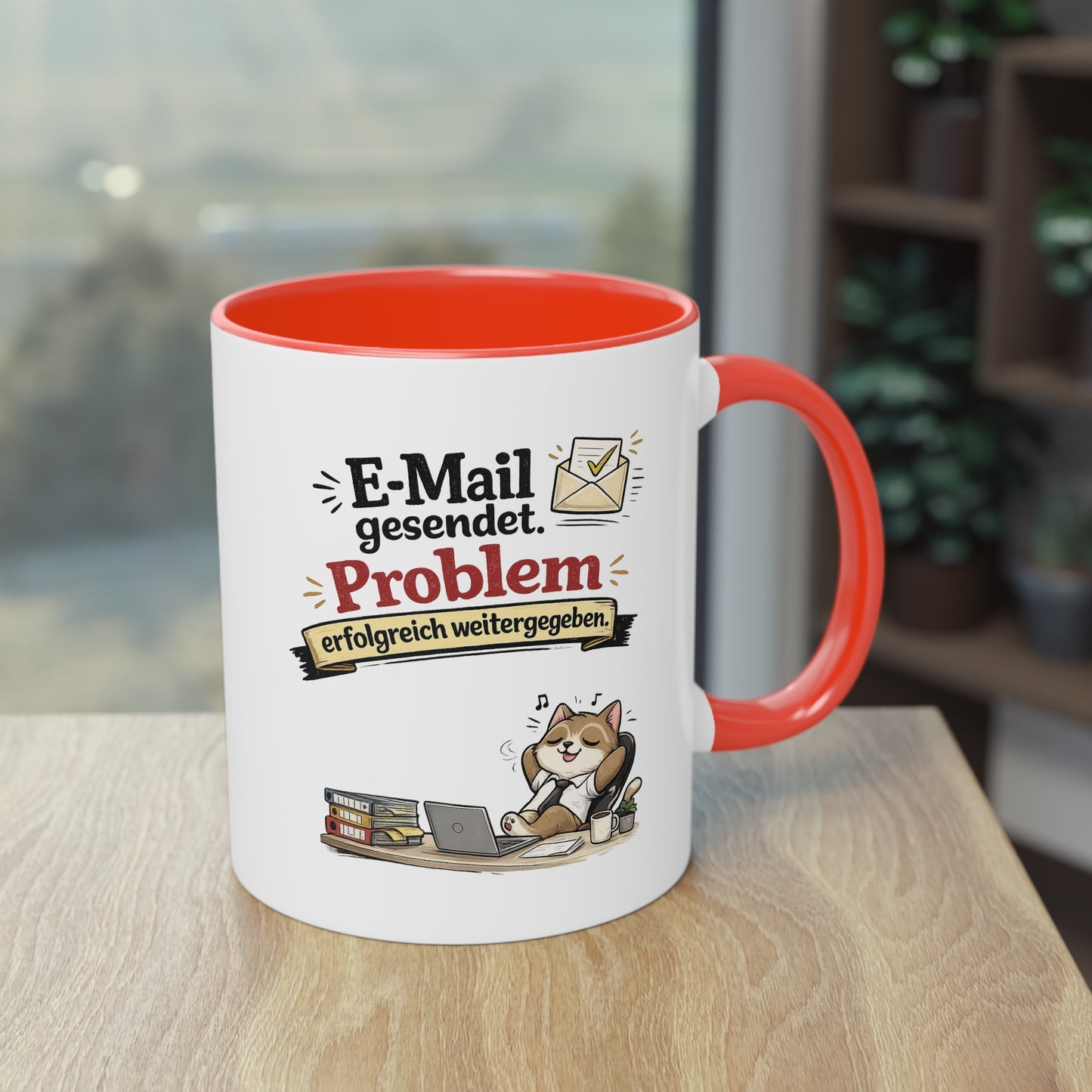 Tasse „E-Mail gesendet. Problem erfolgreich weitergegeben.“ – Lustige Bürotasse mit Katzen-Motiv