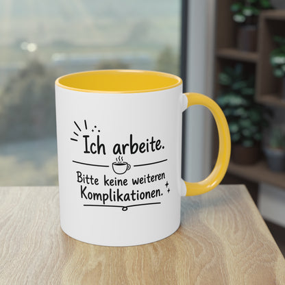 Tasse „Ich arbeite. Bitte keine weiteren Komplikationen.“