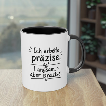 Tasse „Ich arbeite präzise. Langsam, aber präzise.“