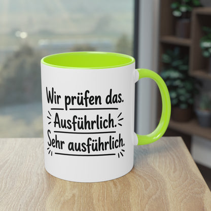 Tasse „Wir prüfen das. Ausführlich. Sehr ausführlich.“ – Humorvolle Behördentasse