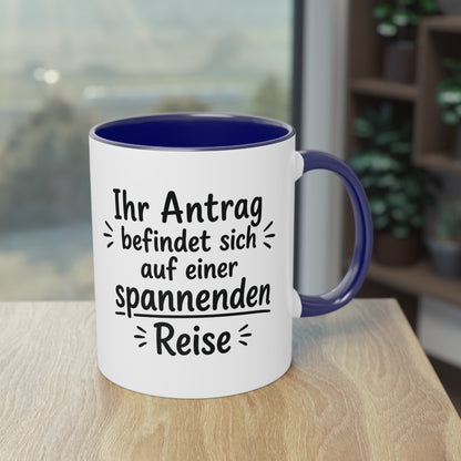 Tasse „Ihr Antrag befindet sich auf einer spannenden Reise“ – Humorvolle Behördentasse