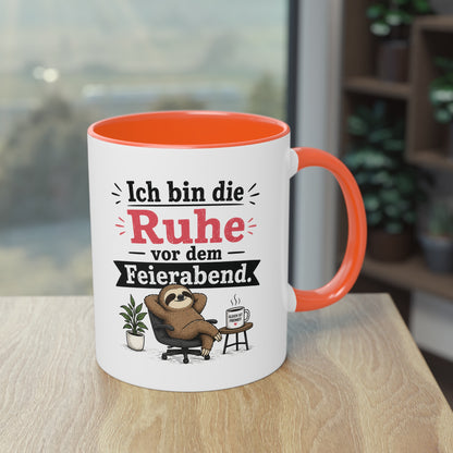 Tasse „Ich bin die Ruhe vor dem Feierabend.“ – Lustige Bürotasse mit Faultier-Motiv