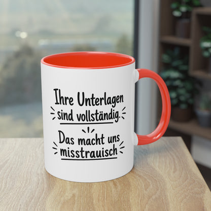 Tasse „Ihre Unterlagen sind vollständig. Das macht uns misstrauisch.“ – Humorvolle Behördentasse