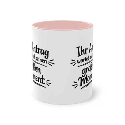 Tasse „Ihr Antrag wartet auf seinen großen Moment“ – Humorvolle Behördentasse